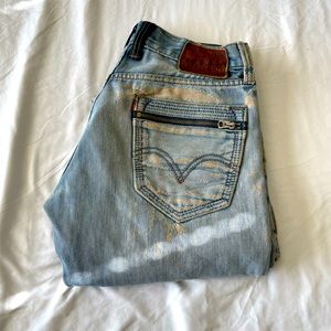 DISTRESSED LEVI’S 514 SLIM STRAIGHT BLUE JEANS